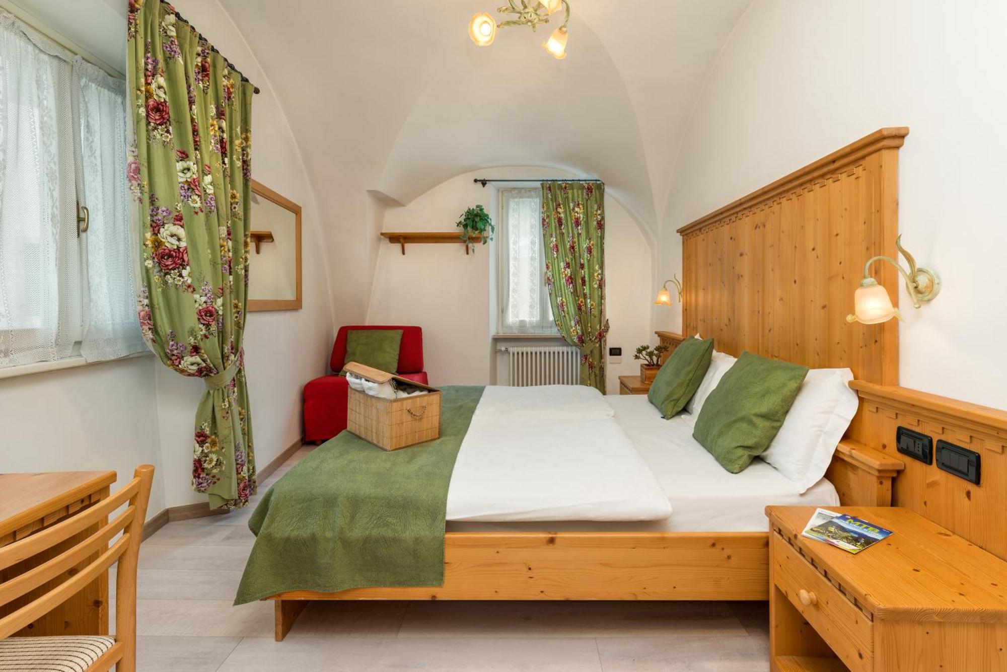 Albergo Alla Costa Bezzecca Luaran gambar