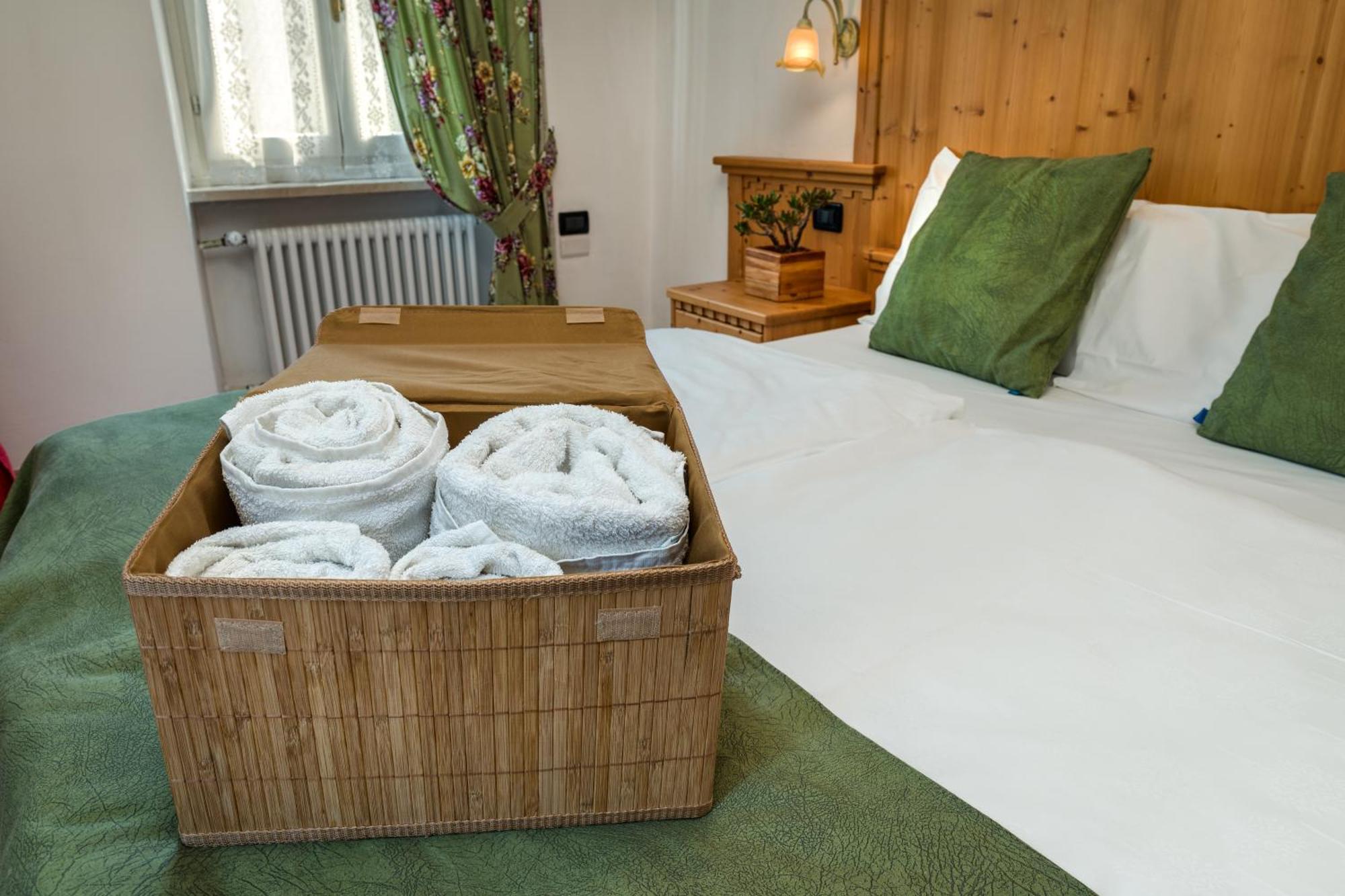 Albergo Alla Costa Bezzecca Luaran gambar